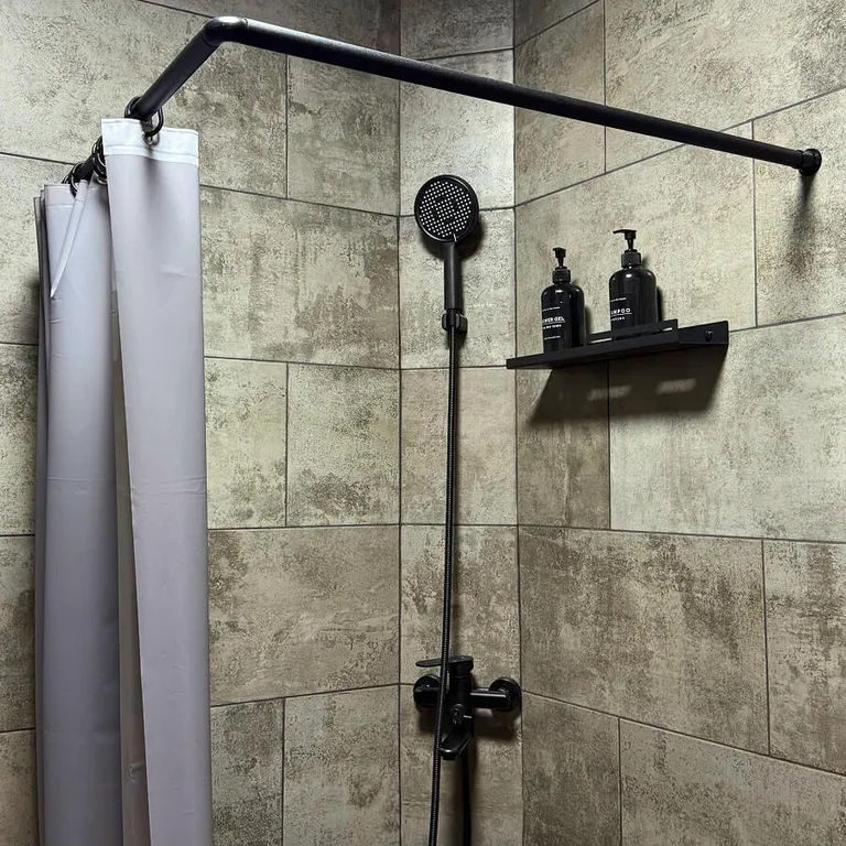 Большая студия с камином и русской печкой