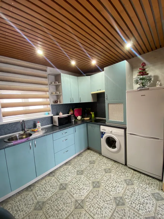 Дом-шалаш и баня-бочка на берегу горе-моря