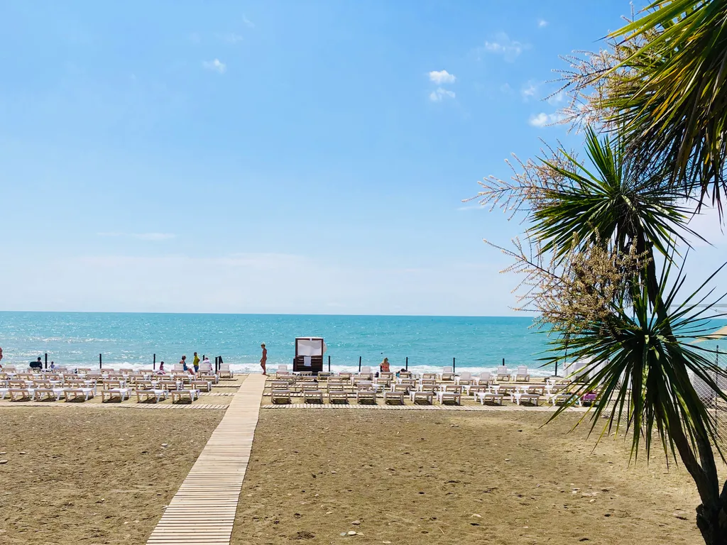 Стильная студия у моря с камином