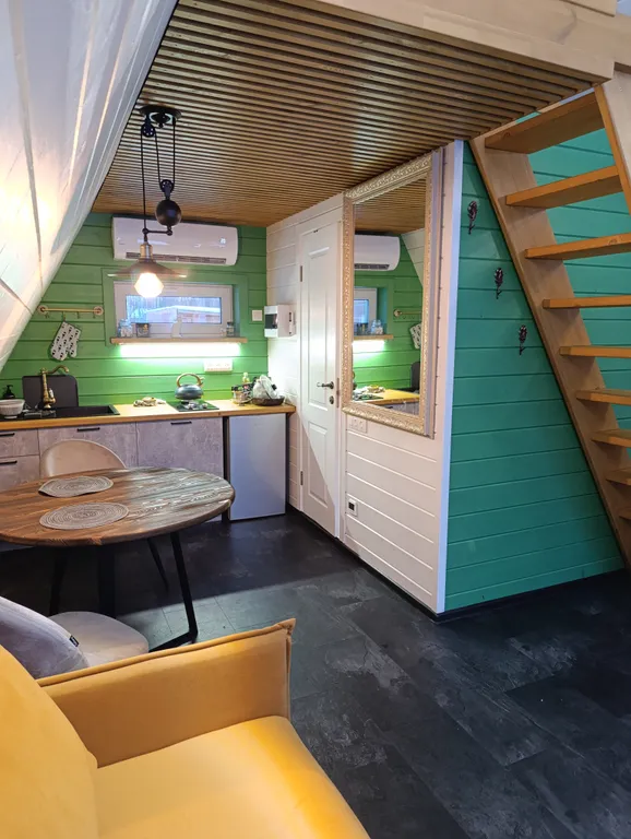 A-frame дом с видом на лес