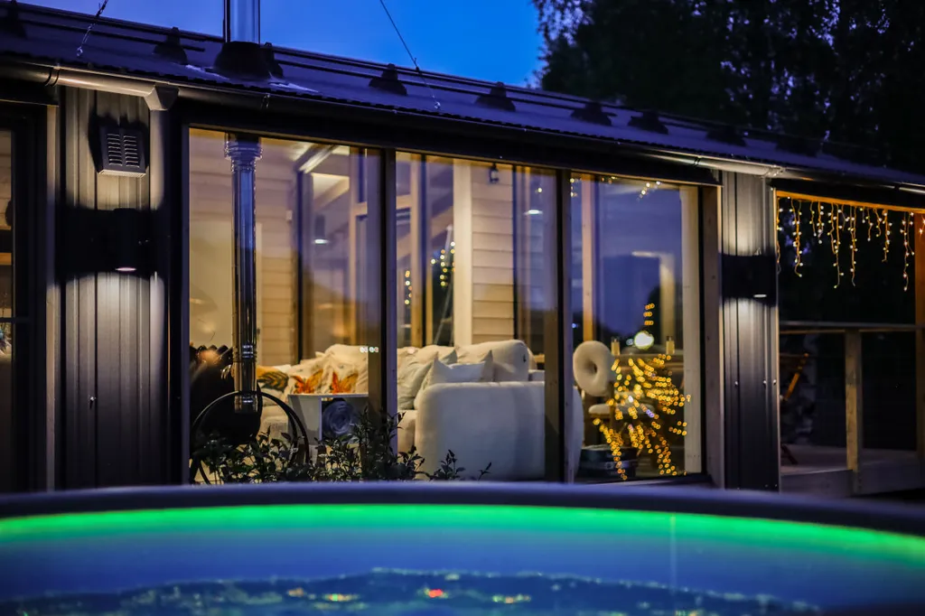 Белый дом на берегу водохранилища