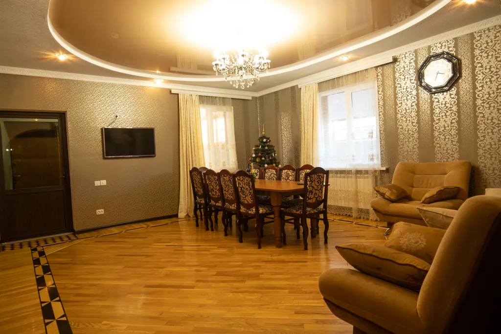 Большой дом с бассейном