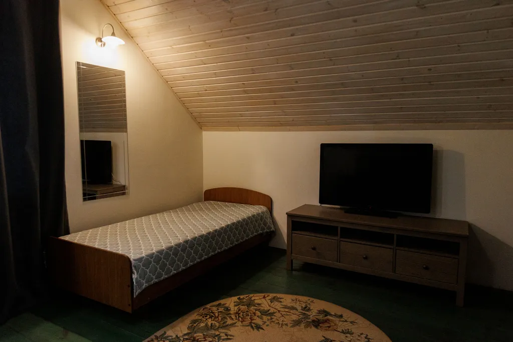 Коттедж в окружении лесных деревьев