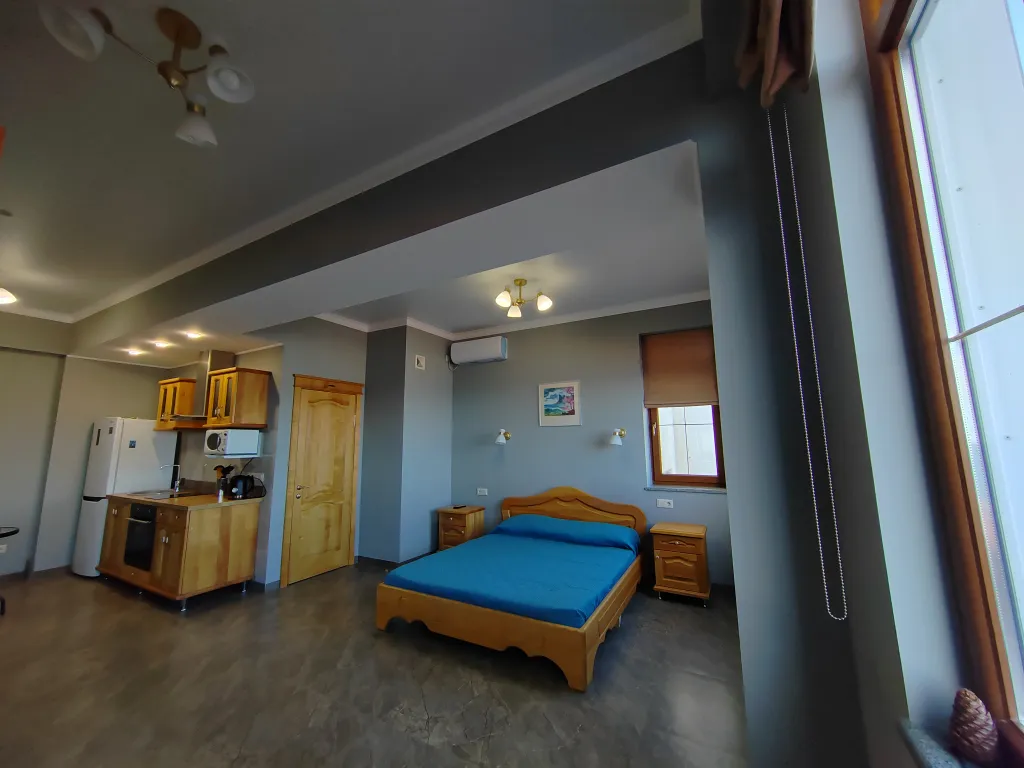 Квартира-студия у моря на 1 линии с балконом