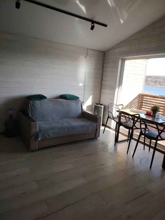 Уютный дом с баней и бассейном на берегу реки Волхов