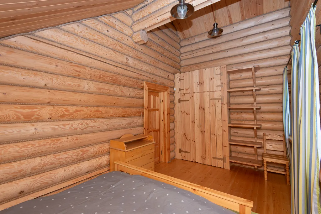 Большой деревянный коттедж рядом с озером и лесом