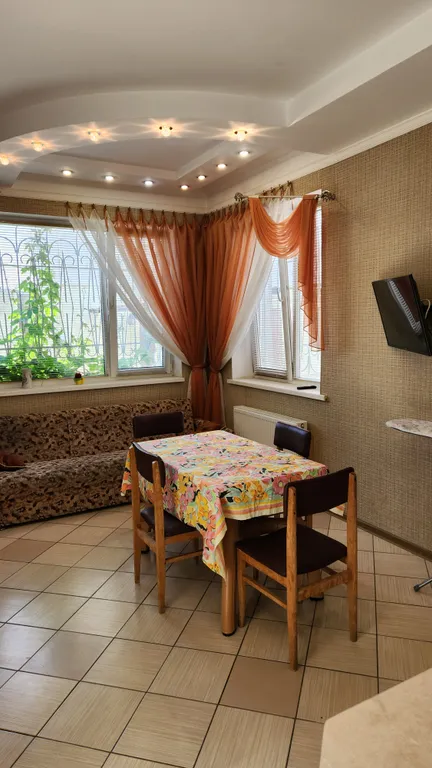 Дом с отдельным двором рядом с Театральной площадью