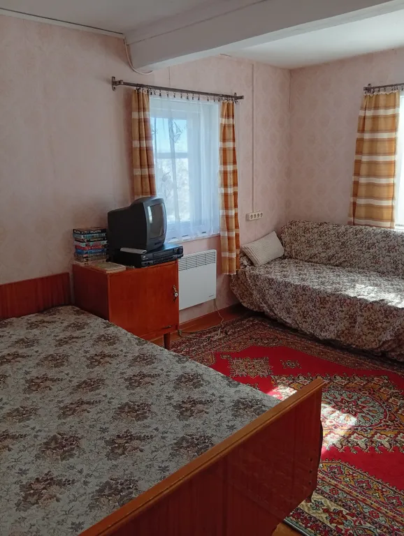 Карельский дом на берегу  озера.