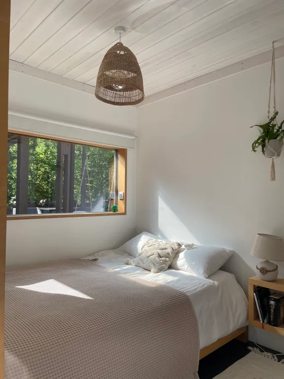 Уютный дом в тишине хвойного леса