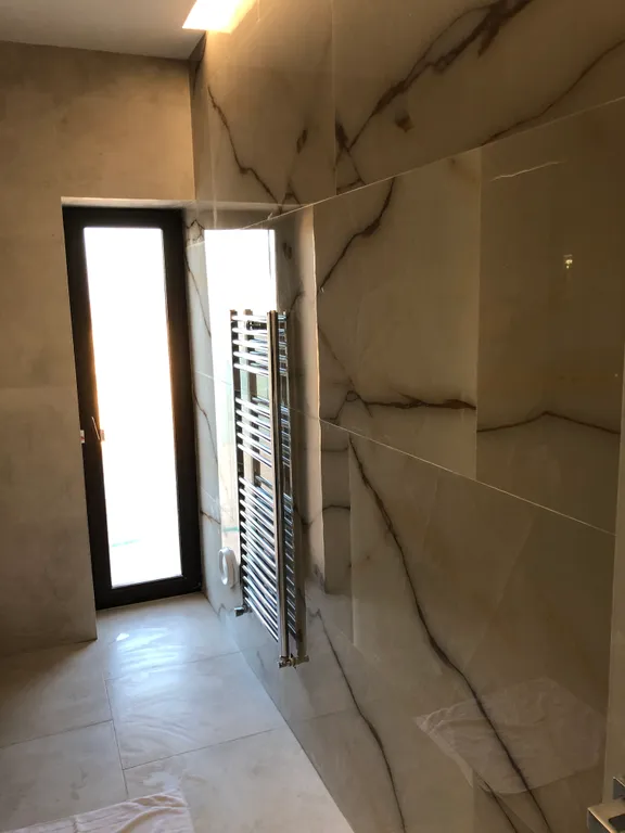 Современный стильный дом у моря