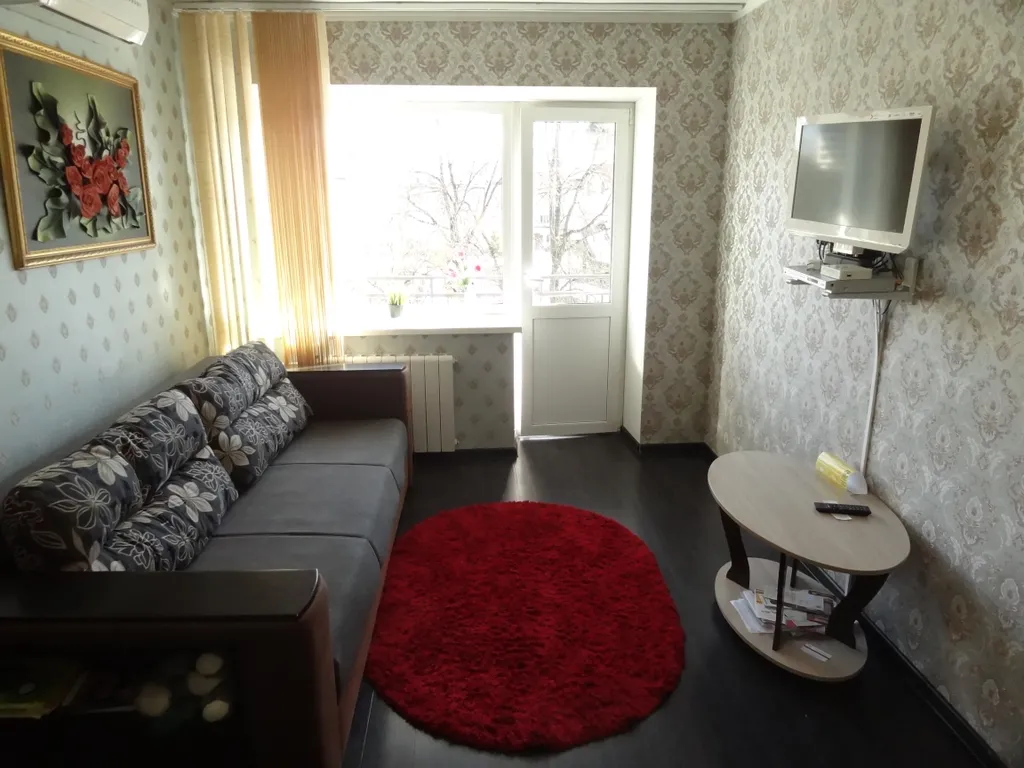 Квартира рядом с Кремлёвским парком балкон, Wi-Fi, кондиционер — аренда посуточно в Великий Новгород