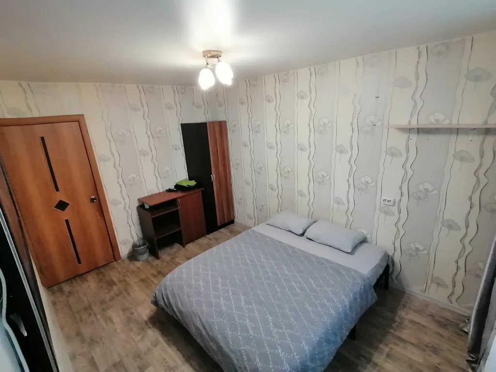 Комната у метро с большим телевизором