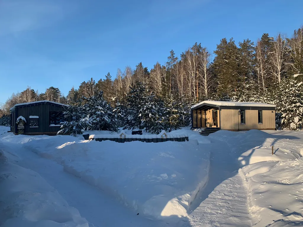 Светлый домик на опушке леса