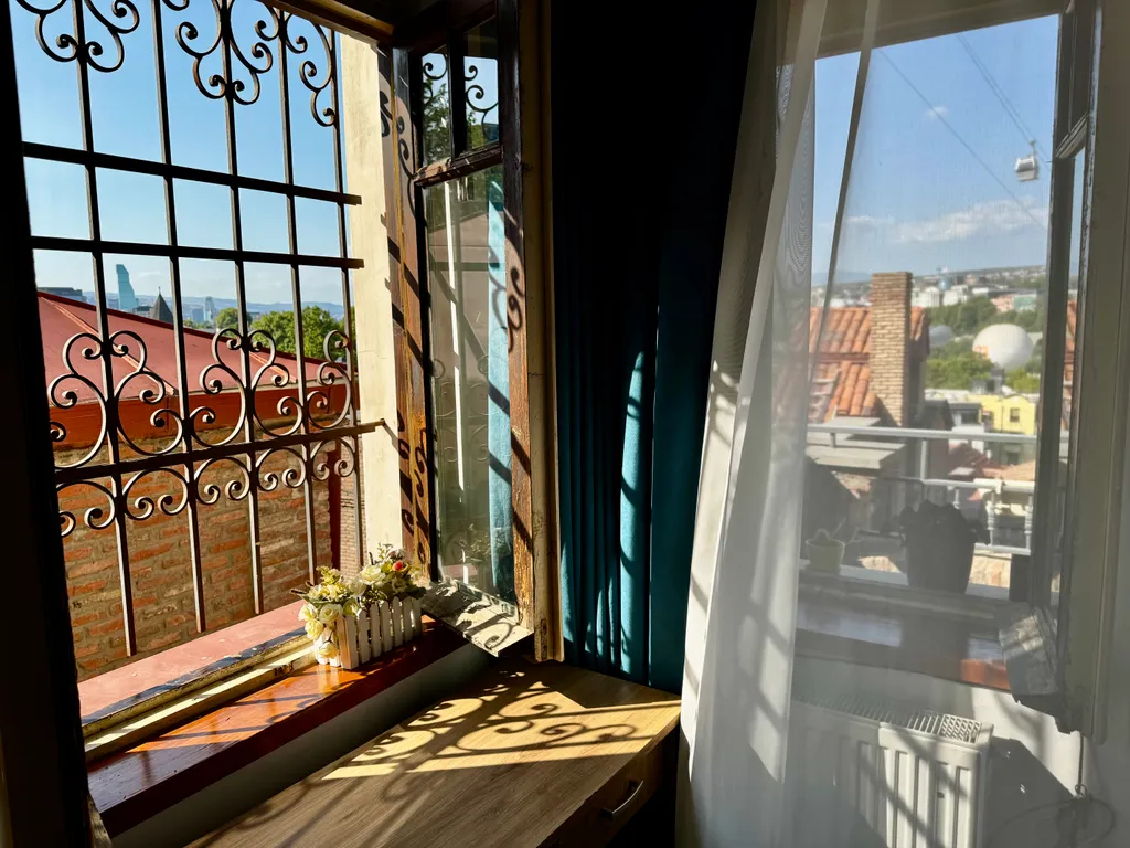 Трёхкомнатные апартаменты в Старом городе с видом на весь Тбилиси