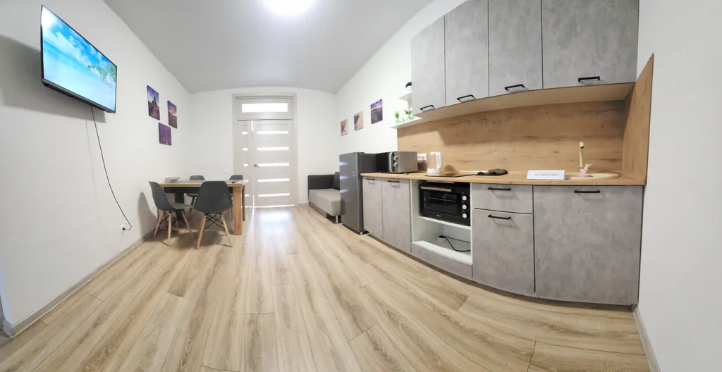 Евротрешка с терассой и выходом на бассеин