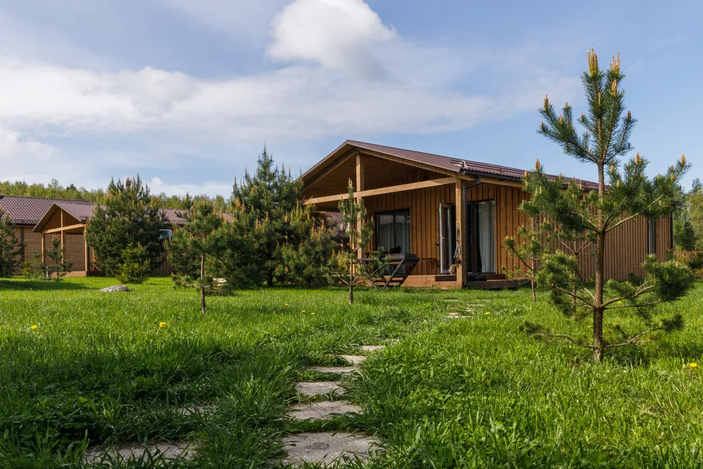 Просторный двухкомнатный коттедж в лесу у пруда