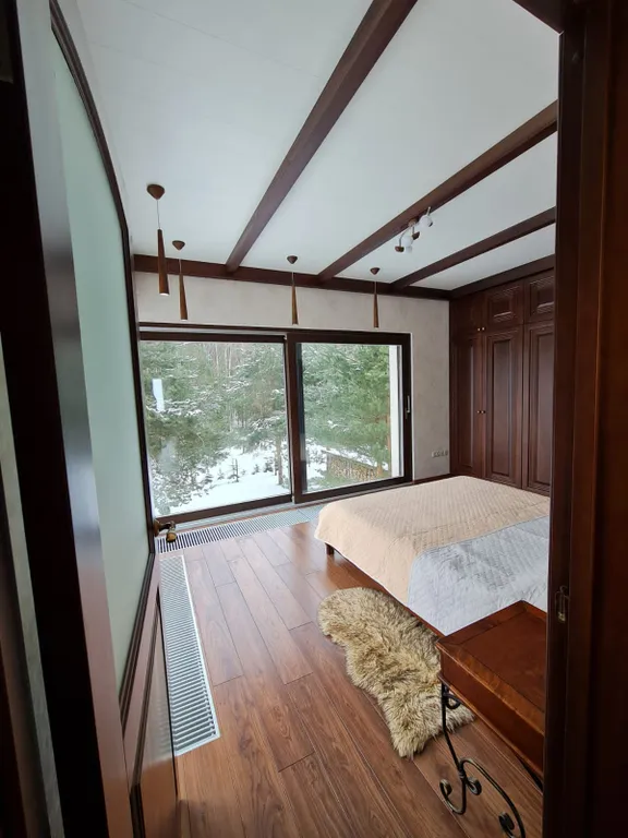 Дом и баня между озером и лесом