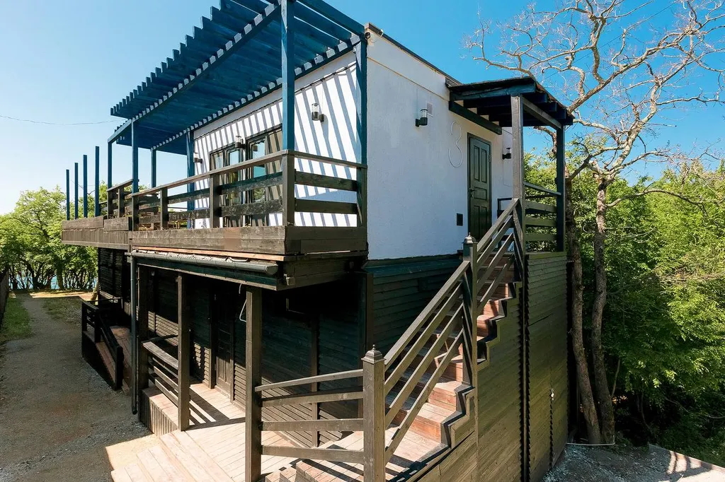 Панорамные апартаменты с террасой и видом на море