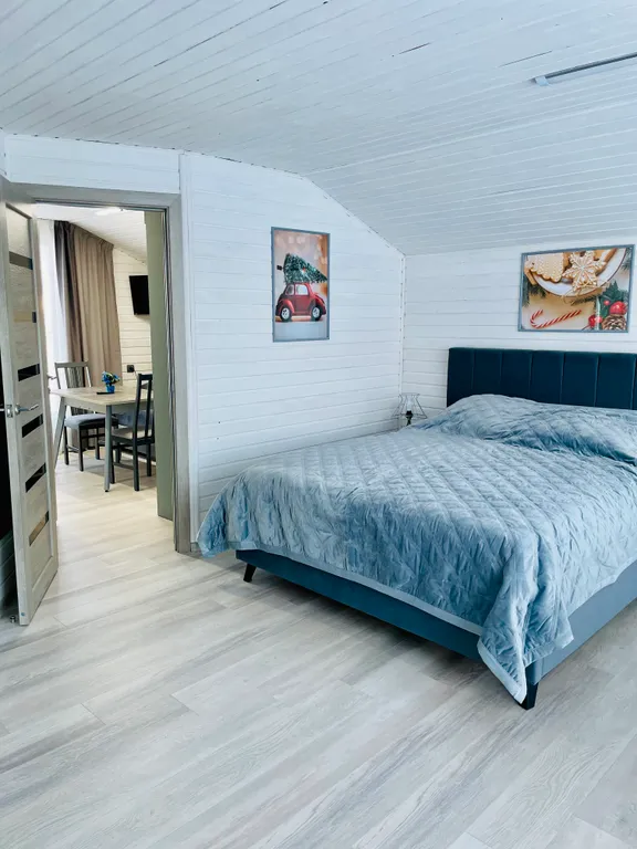 Номер с панорамными окнами и видом на озеро