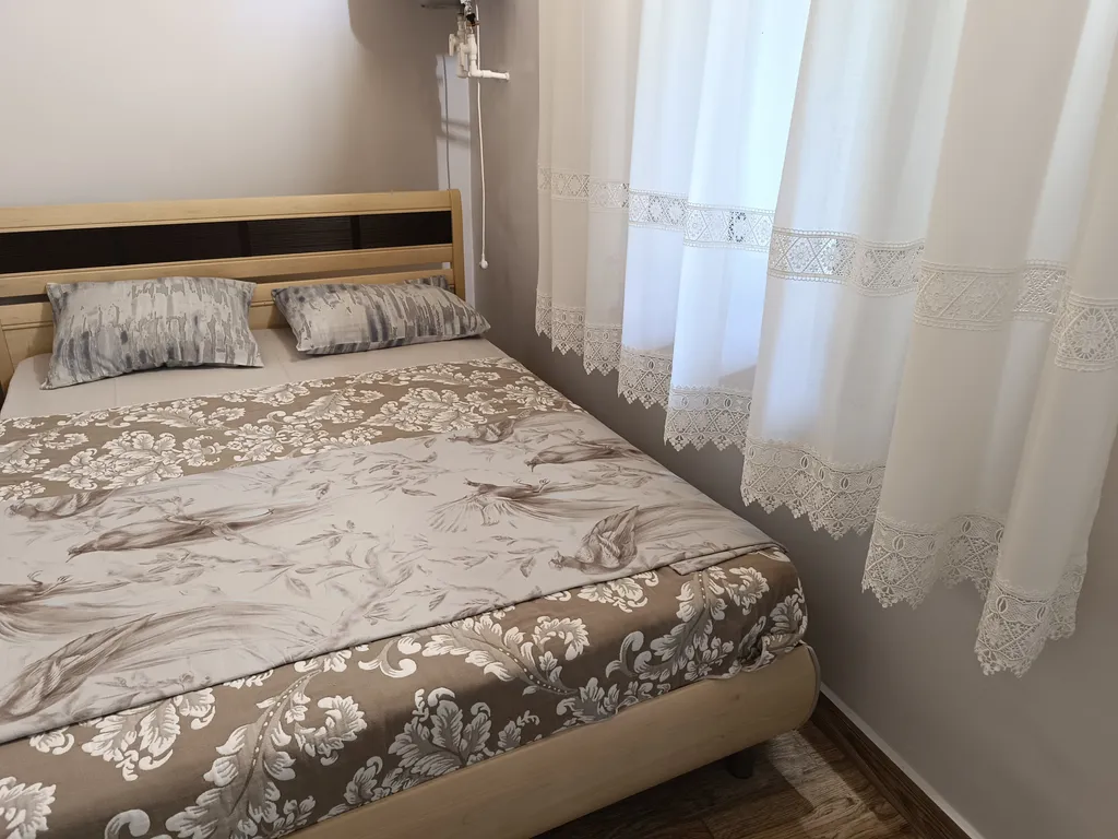 Домик для двоих, утопающий в зелени