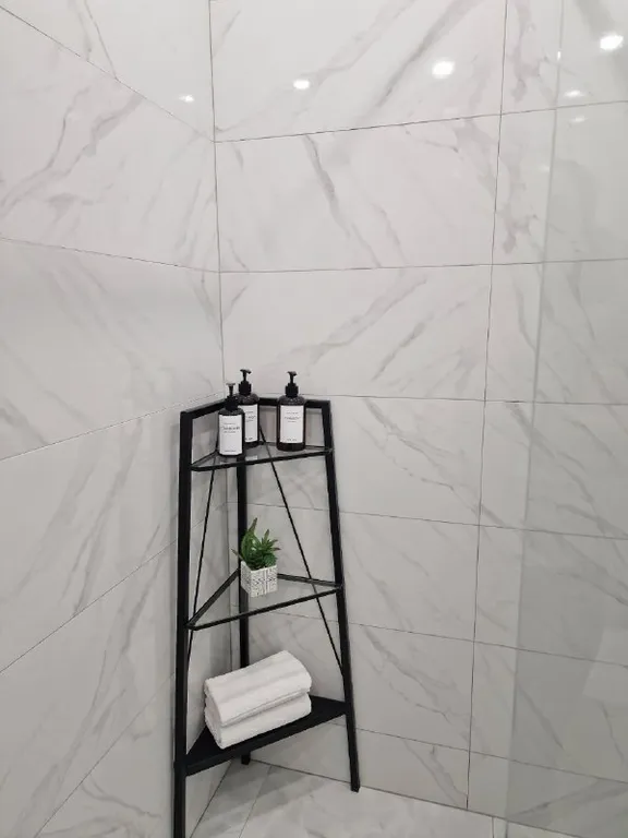 Апартамент с панорамными окнами и очками виртуальной реальности