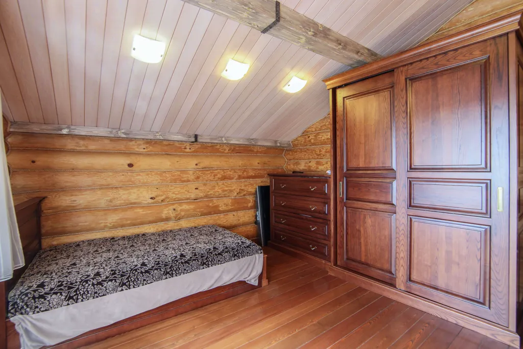 Шале с бассейном и видом на озеро