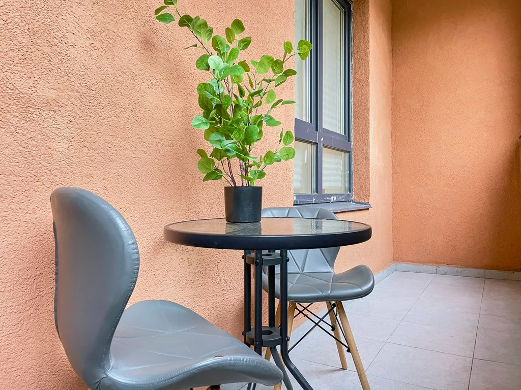 Уютная светлая трешка кухня отдельно, 2 балкона