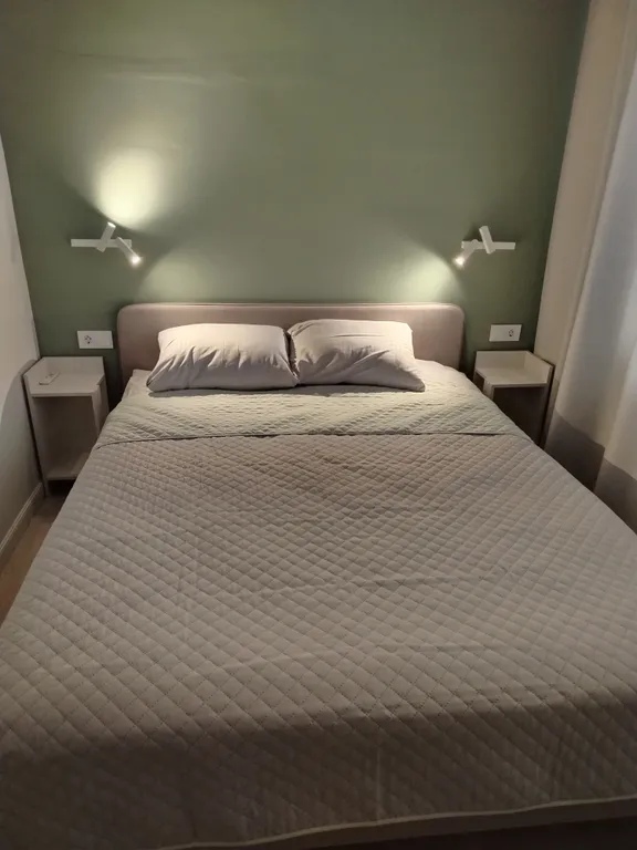 Квартира-студия с видом на город среди гор