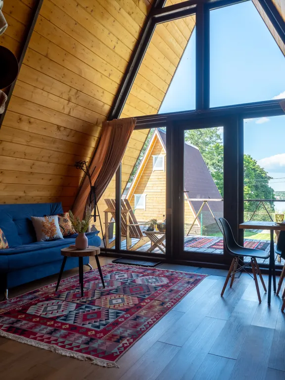 Уютный дом у озера