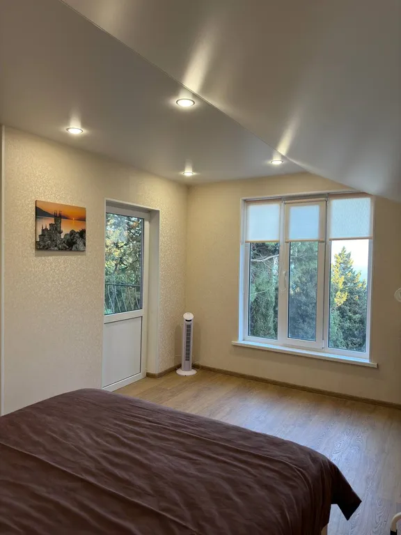 Современный коттедж на скале