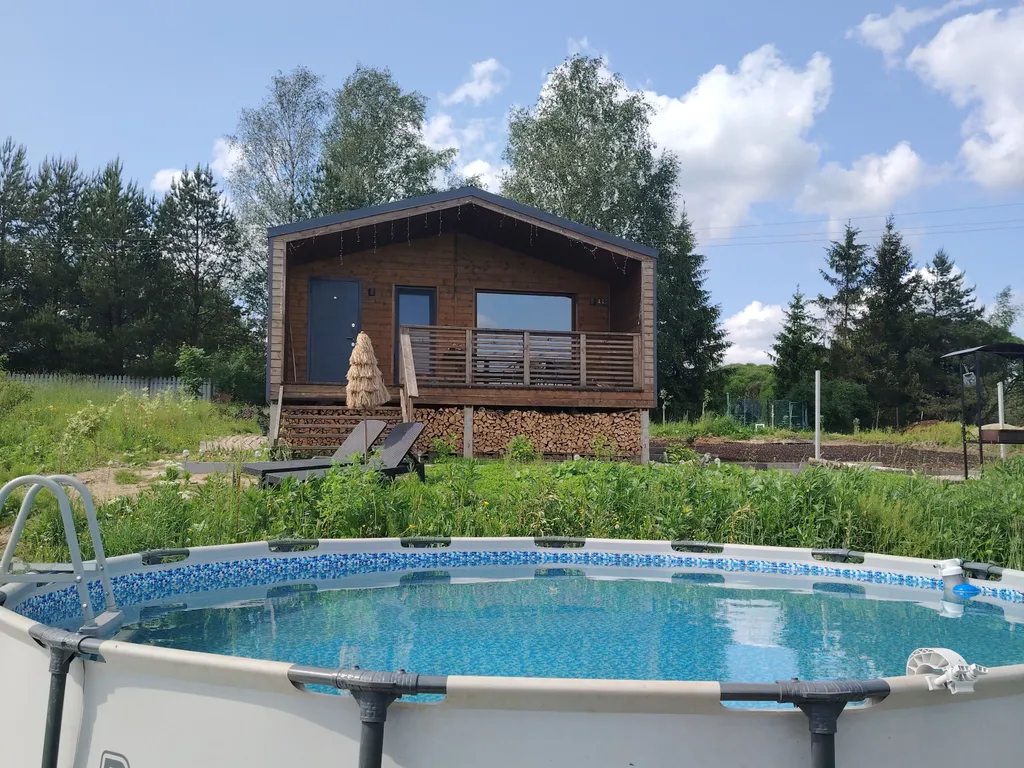 Уютный дом с баней и бассейном на берегу реки Волхов