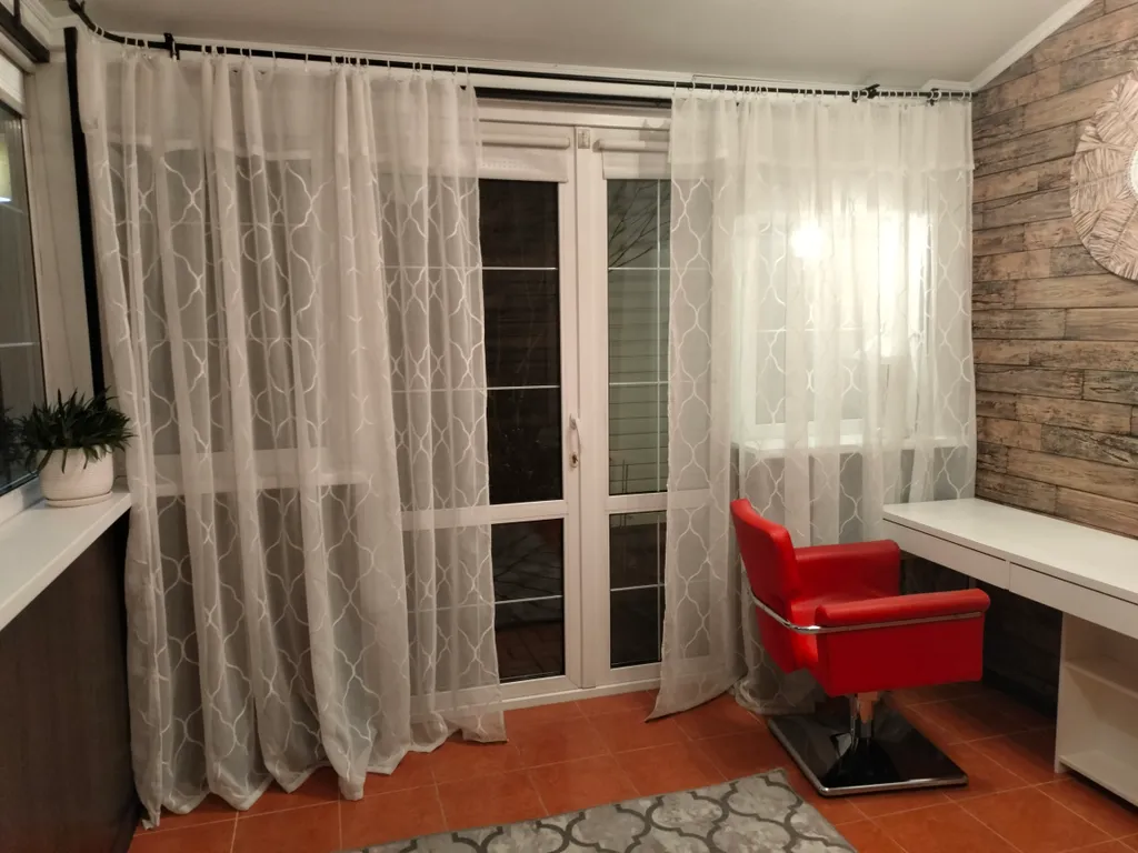 Уютный коттедж с дровяным камином, в окружении лесного массива