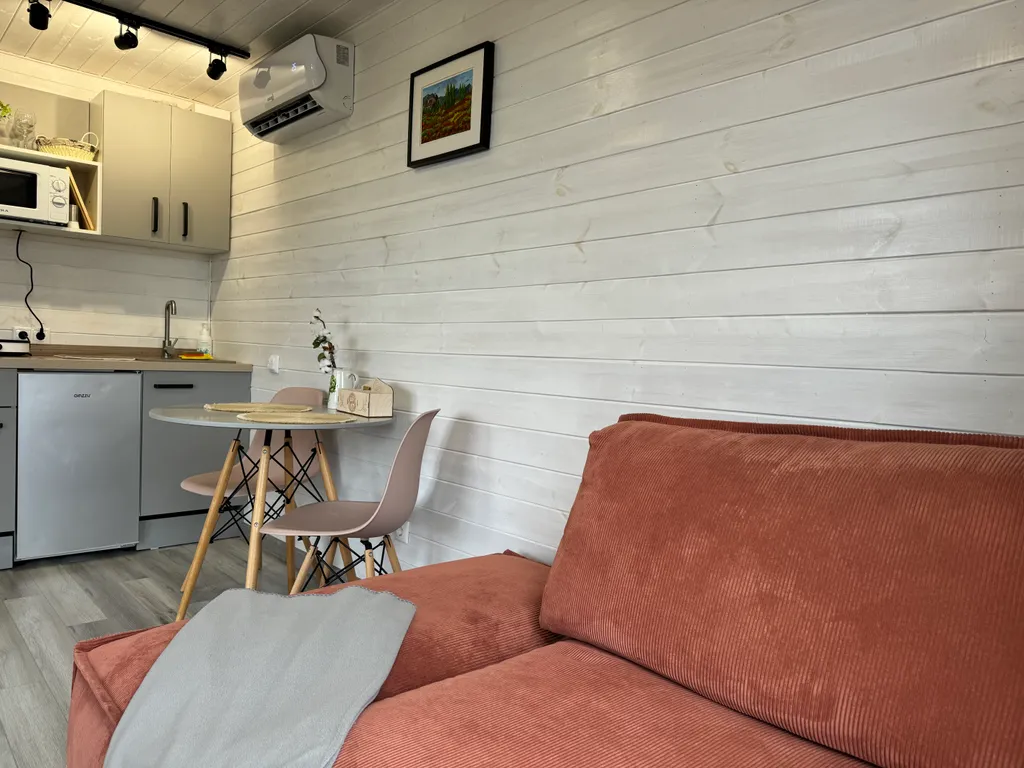 Домик с панорамными окнами и беседкой