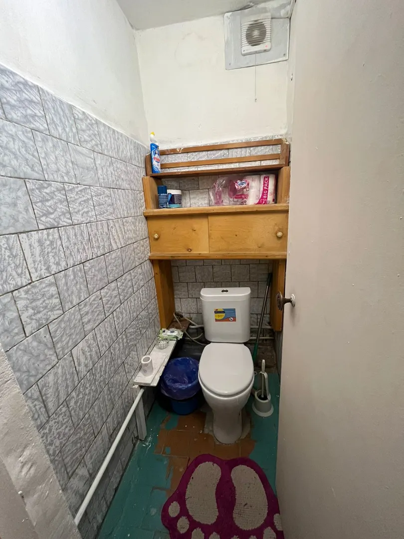 Туалет с вытяжка, в котором можно курить, туалетная бумага, освежитель воздуха, влажная туалетная бумага
