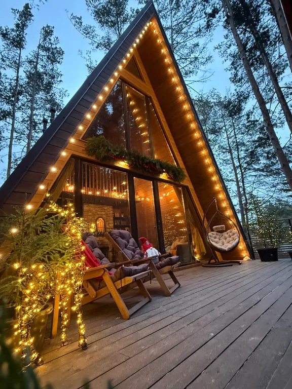 Дом А-фрейм с камином и баней с видом на лес