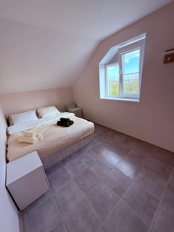 Уютный новый 3 этажный 10-комнатный гостeвoй дом с баней и прудом