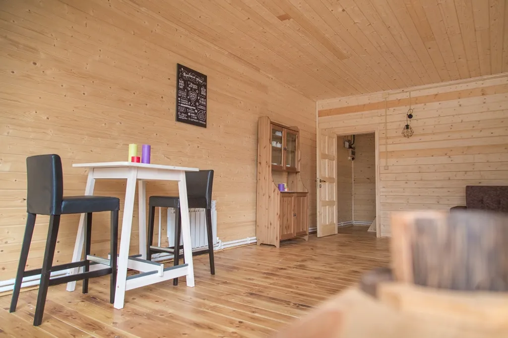 Жёлтый домик с панорамными окнами на берегу реки