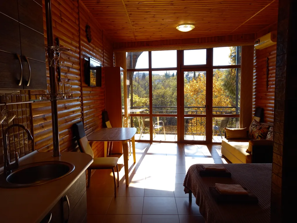 Студия с балконом и панорамными окнами