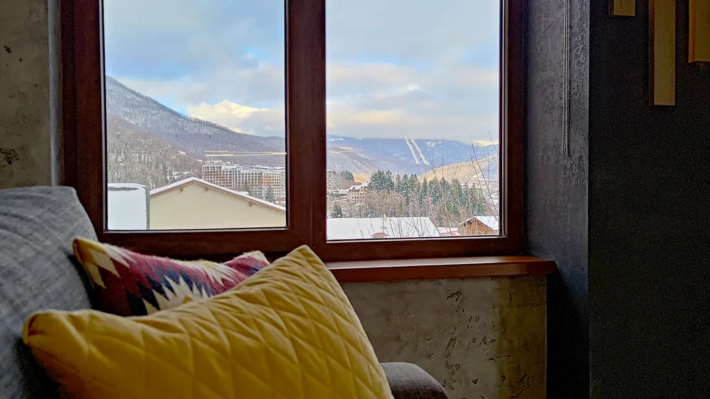 Современный красивый апартамент со спальней. Панорама на горы. Центр.