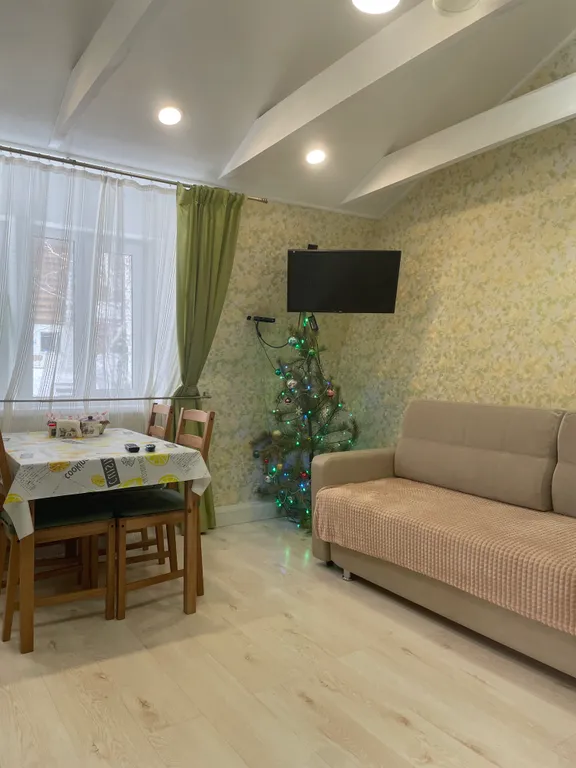 Дом с баней и детской площадкой, рядом лес и горы