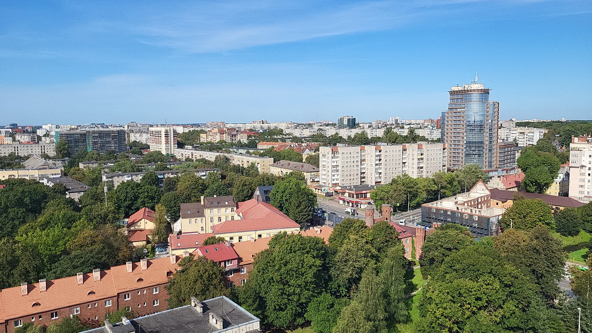 Утренний вид с балкона в зале и окна спальни на город и достопримечательности (сентябрь 2025)