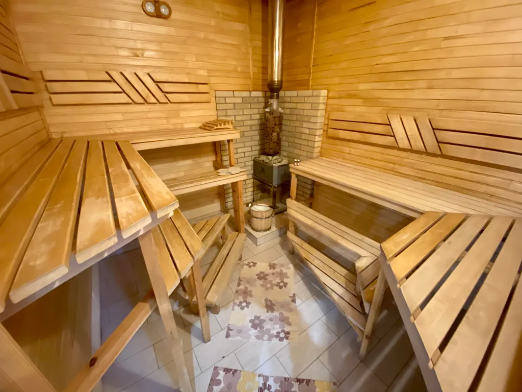 Стильный коттедж с панорамным остеклением у озера