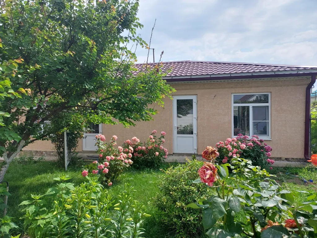 Уютный дом с видом на сад