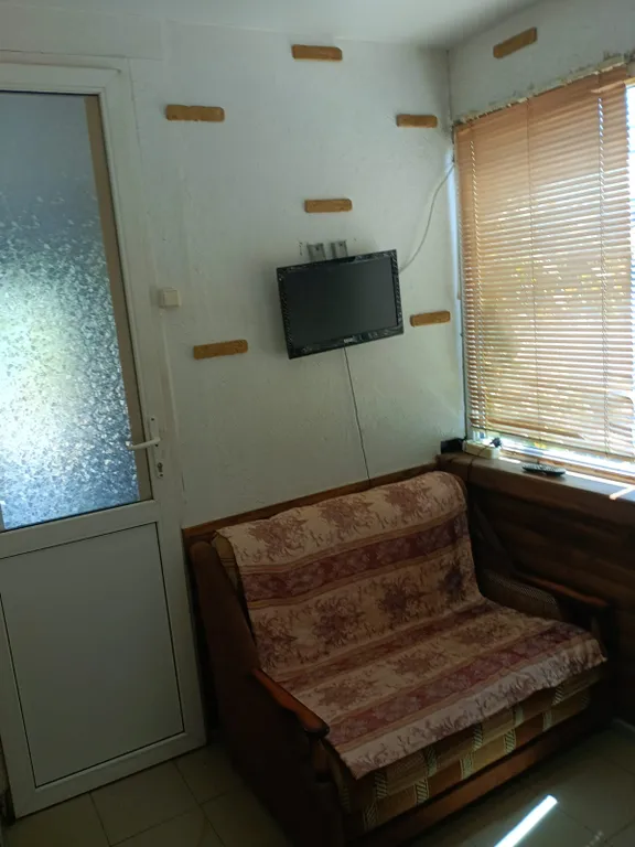 Двухкомнатный номер с балконом и видом на море в 20 метрах от него