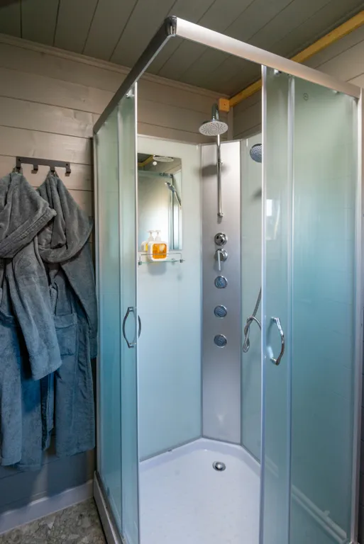 Дом с горячей купелью фурако на берегу реки