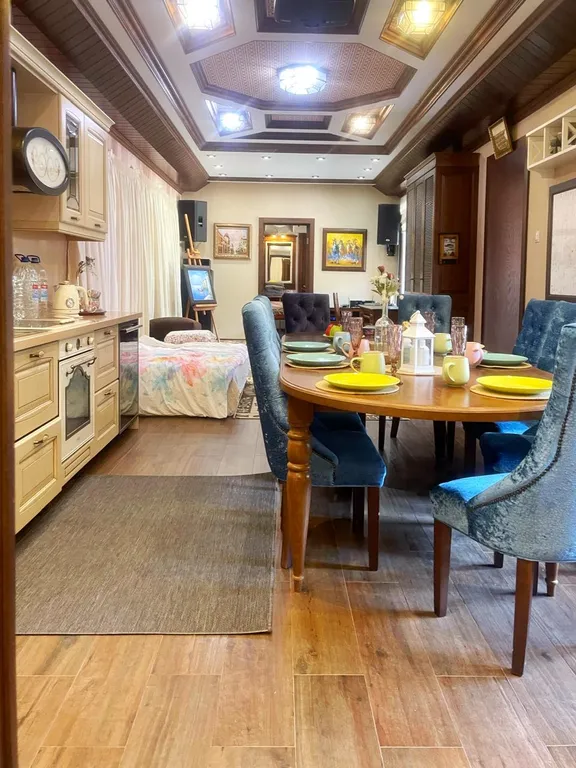 Уютный коттедж в городе со своим озером на территории