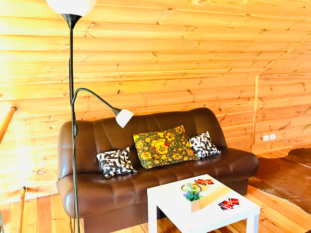 Уютный дом на берегу реки у водопада