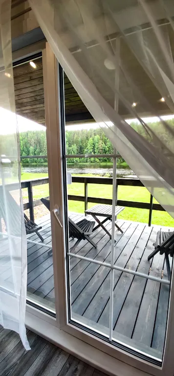 Просторный дом на берегу реки