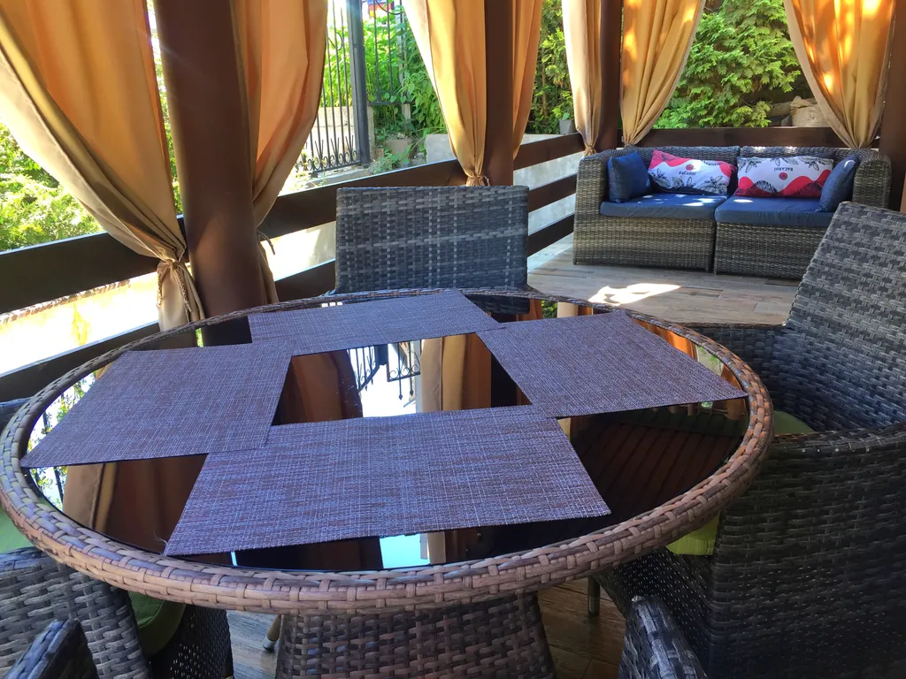 Двухкомнатные апартаменты на первом этаже в частном доме