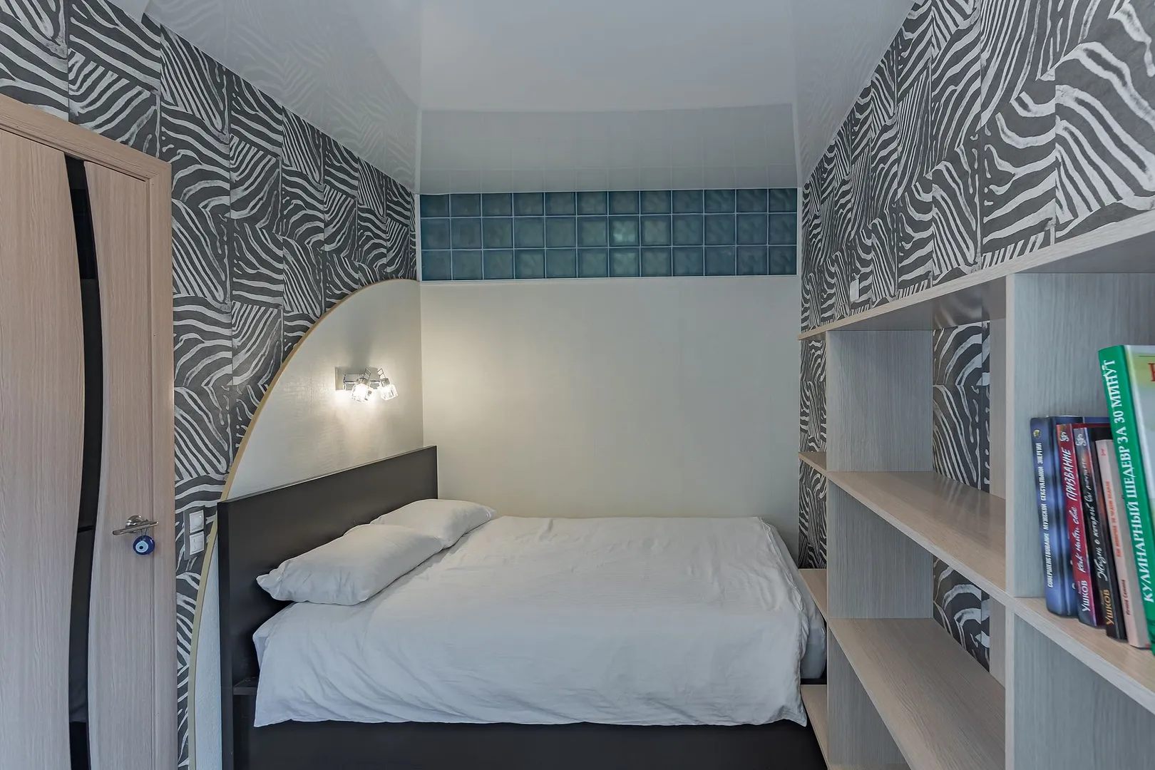 Отдельная спальня, кровать 1,4 на 2,05 метра. Подсветка над кроватью + стеклоблоки с подсветкой. Отрытый стелаж для вещей и книг